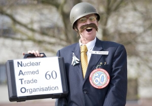 Obama bere vítr z plachet protestujícím proti NATO a jaderným zbraním.